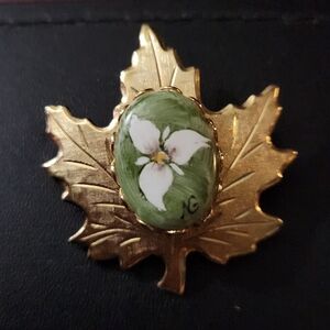 Vintage Maple Leaf Trillium Flower Pin